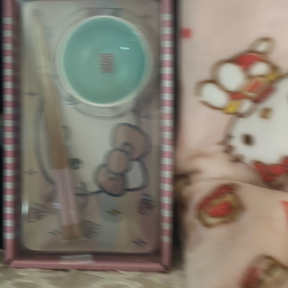 BNWT Hello Kitty blanket and tumbler set. Super adorable 🎀 - Picture 2 of 5